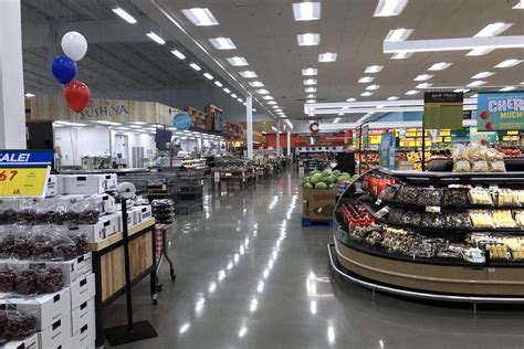 New multi-level H-E-B grocery store opens in Bellaire