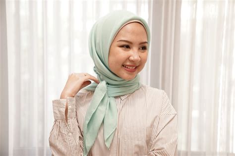 7 Tutorial Hijab Segi Empat Terbaru yang Simple dan Trendi 2022 ...