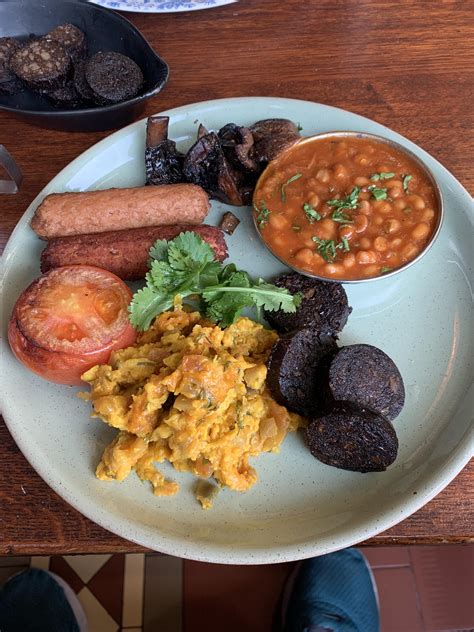 An amazing Vegan breakfast from Dishoom. The Vegan Black Pudding is INSANE. : r/vegan