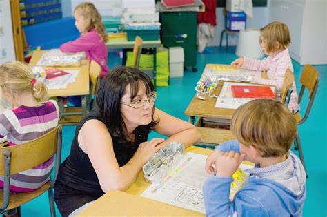 A la fois parent et enseignant, un savant équilibre - La Croix