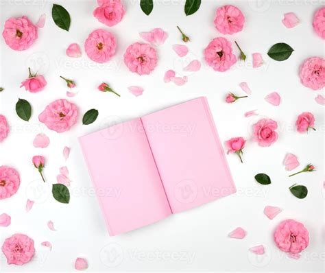 open notebook with pink blank pages 18958520 Stock Photo at Vecteezy