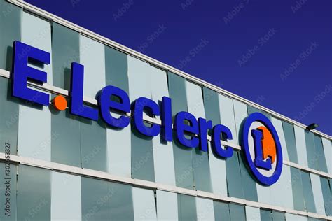 Leclerc supermarket logo chains store e.leclerc sign shop foto de Stock ...