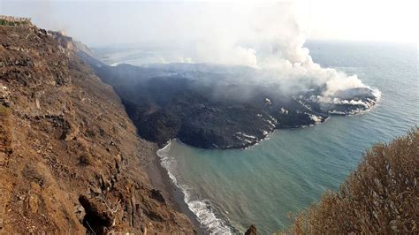 La Palma volcano: Third fissure erupts after eight new earthquakes | World News | Sky News