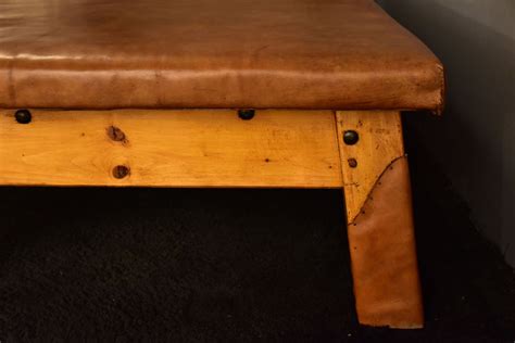 Extra-large leather coffee table (previously used for gymnastics) – Chez Pluie