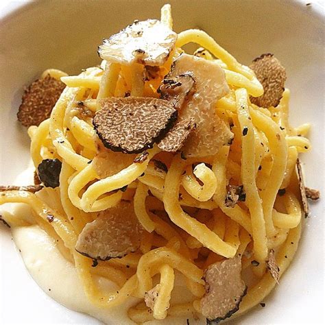 Tagliolini al tartufo nero e crema di gorgonzola...un primo piatto sostanzioso e dal sapore ...