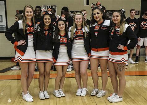 Senior Night recognitions for Coweta cheerleaders, managers | Sports | tulsaworld.com