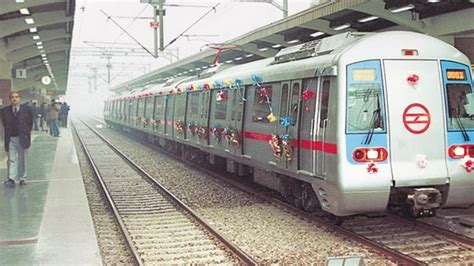 On 20th anniversary of Delhi Metro, commuters given ride on first train ...