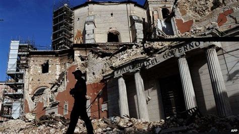 L'Aquila quake: Scientists see convictions overturned - BBC News