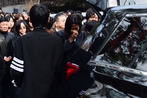 Lee Sun-kyun’s wife Jeon Hye-Jin weeps at tragic actor's funeral as fury grows over police ...