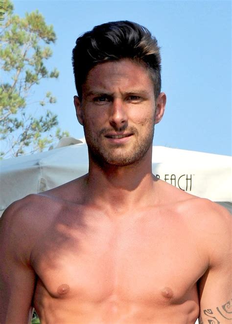 Olivier Giroud hairstyles, haircuts and hair - Style guide with pictures