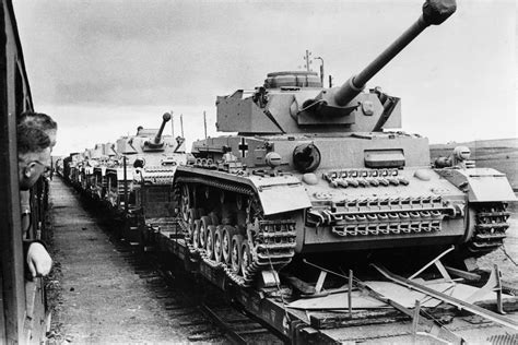 [Photo] Panzer IV medium tanks on rail cars for transportation to the eastern front, 1943 ...