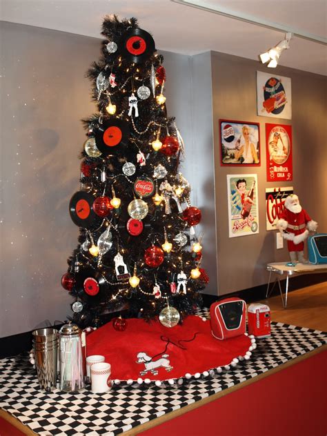 a. party style: xmas in july :: decorations