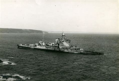 HMS Warspite aground in Prussia Cove, Cornwall, 23 April 1947 [2553x1761] : r/WarshipPorn