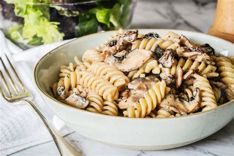 20 Minute Creamy Bacon and Mushroom Pasta | Love Food Not Cooking