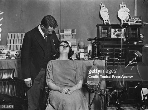 A dentist anaesthetising a patient with laughing gas or nitrous oxide. Nachrichtenfoto - Getty ...