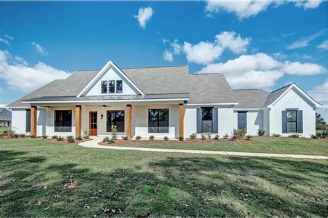 Ranch Farmhouse Plan - 2677 Sq Ft, 4 Bedroom, 2.5 Bathroom