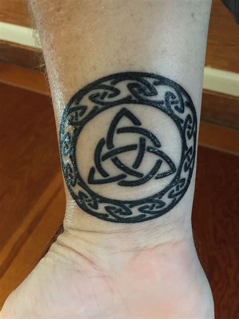 Celtic Endless Knot with Norse symbol for Strength \ Family Wikinger ...