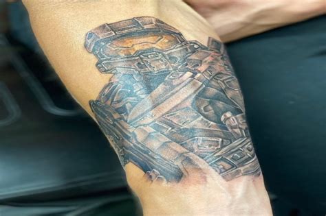 49ers' Kittle displays new ink of Master Chief from Halo videogame