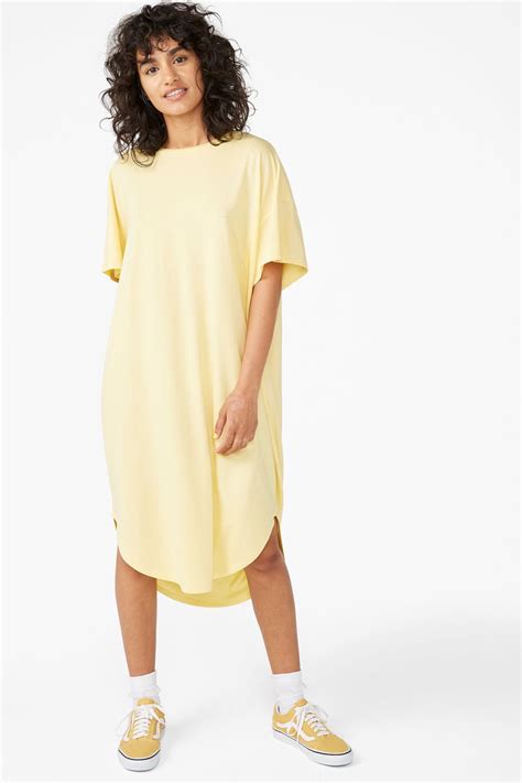 A super comfy and soft oversized t-shirt dress in an organic cotton mix with pleating in the ...