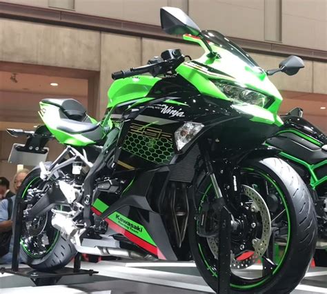 Kawasaki unveils Ninja ZX-25R with an inline-four engine