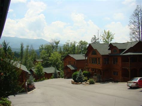 Gatlinburg Falls Resort - Log Cabin Rental Cabins in Gatlinburg TN with luxury rental cabins