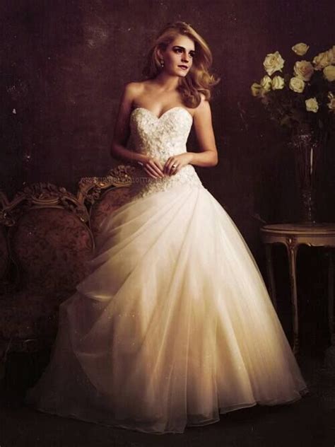 Emma Watson in 2020 | Strapless wedding dress sweetheart, Wedding ...