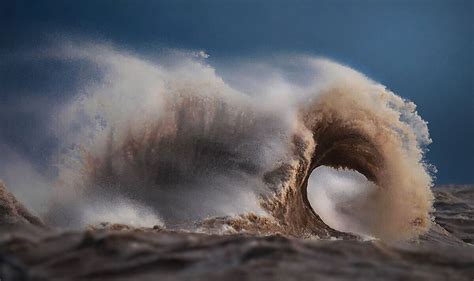 Photographer Captures The Magnificent Waves Of Lake Erie | DeMilked