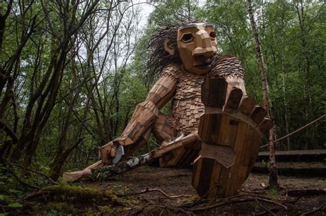 Los Gigantes hechos de materiales reciclados en un bosque de Bélgica - Asombroso | Troll, Forest ...