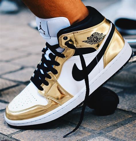 Air Jordan 1 Mid “Metallic Gold”: Primo sguardo alla nuova silhouette