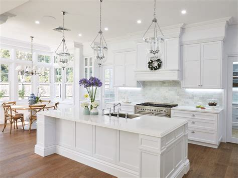 A Lesson in Coastal Style: Aussie Hamptons | Luxury kitchens, White ...