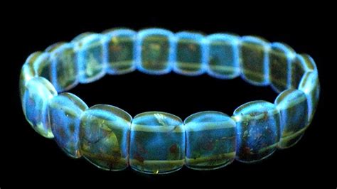 Unusual Fluorescence of a Color-Enhanced Amber Bracelet