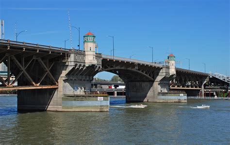 File:Burnside Bridge (south side) with motorboats.jpg - Wikimedia Commons