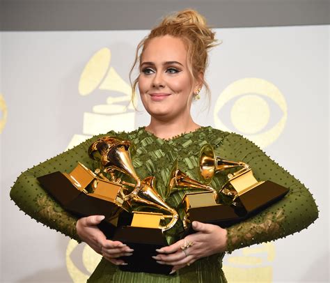 Com homenagens, Adele domina Grammy e leva 5 prêmios