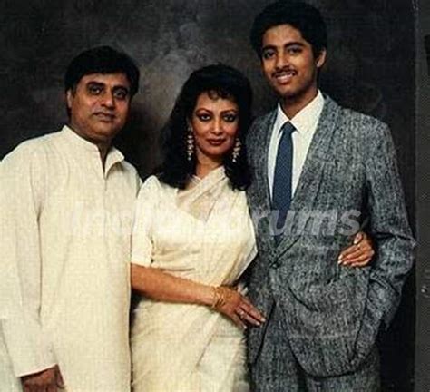 Chitra Singh With Her Husband And Son Vivek Singh Photo