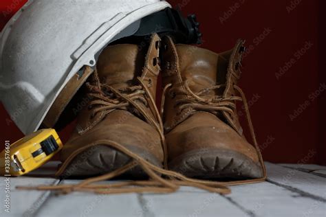 mis viejas botas de trabajo sobre unas maderas blancas, con mi casco y metro Stock Photo | Adobe ...