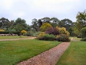 Michelham Priory Gardens © Paul Gillett cc-by-sa/2.0 :: Geograph Britain and Ireland