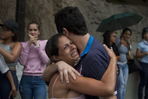 Yonger Rosales abrazó a su mamá después de 5 meses preso en el Helicoide (I)