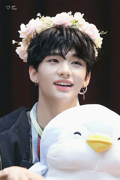 10 Potret Hyunjin Stray Kids Kenakan Flower Crown, Bak Pangeran