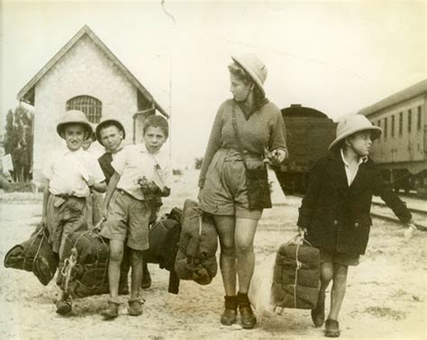 48 Emotional Pictures That Capture Everyday Life of Children During WWII | Vintage News Daily