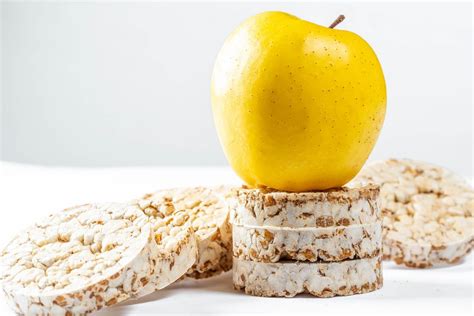 Puffed rice bread on white background - Creative Commons Bilder