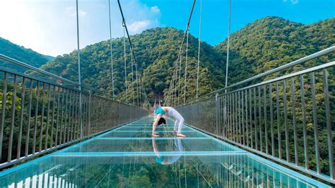 Tourists at Cangshan Mountain flock to new glass bridge - CGTN