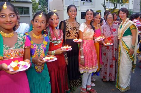 Longest Line Of People Holding Diyas | Singapore Book Of Records