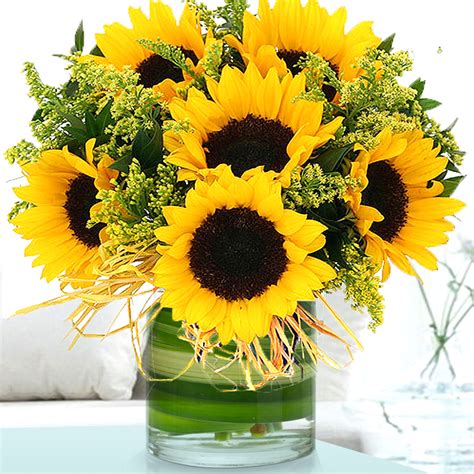 Buy Sunflowers Online - Sunflower in a Vase - BTF.in