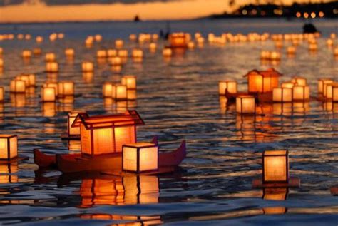 Hawaii’s Lantern Floating Ceremony - Hawaii Hideaways