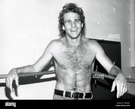 Ryan o'neal 1970s hi-res stock photography and images - Alamy