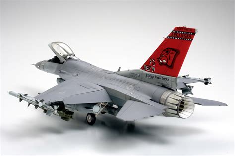 Aircraft Model Kit Lockheed Martin F-16C Fighting Falcon Tamiya 61101 ...