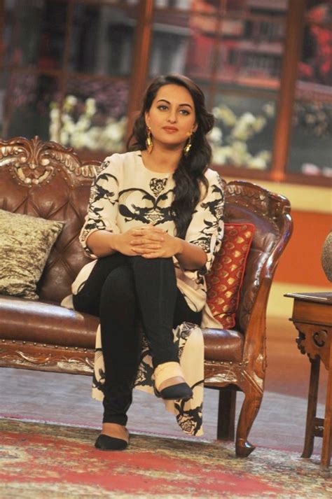 Sonakshi Sinha on Comedy Nights with Kapil sets promoting R Rajkumar 2 ...