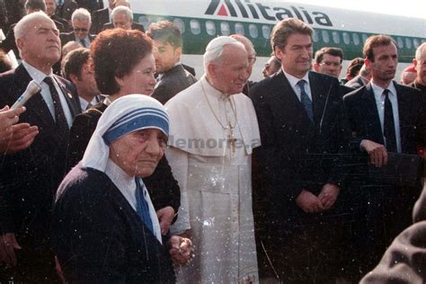 Rare photos of Mother Teresa during her visit to Albania in 1993 on the ...