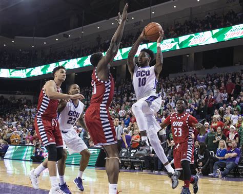 Slideshow: Men's basketball vs. Illinois-Chicago - GCU Today