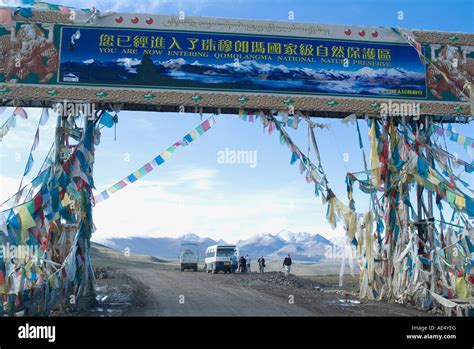 Jia Tsuo La, entrance to Mount Everest (Qomolangma) National Park ...